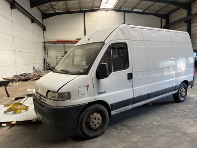 une camionnette blanche garée dans un garage