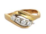 une image représentant une bague en or sertie de trois diamants