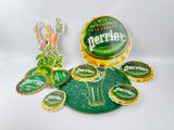 Des bouteilles de bière sont posées sur une table, avec des aimants et des aimants