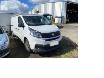 une camionnette blanche garée à côté d'une autre camionnette