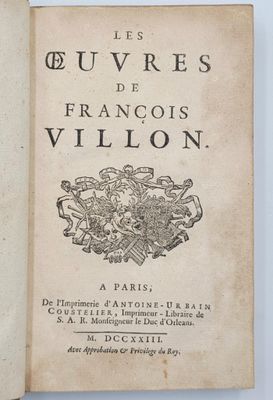un vieux livre sur lequel figure une illustration représentant plusieurs animaux
