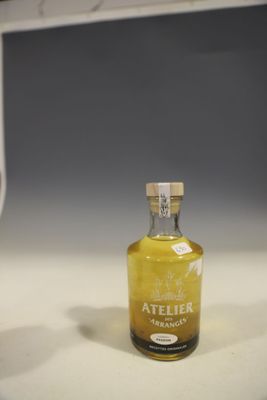 une petite bouteille d'alcool posée sur un comptoir