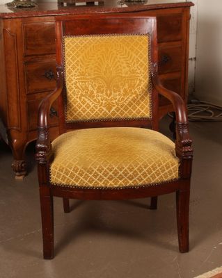 une chaise dont l'assise est recouverte d'un tissu jaune