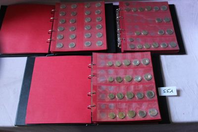Une collection de pièces en Euros tous pays dans 3 classeurs…