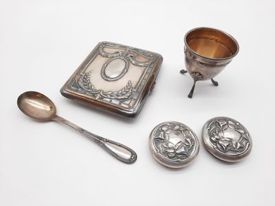 un plateau en argent avec des cuillères, un bol et une cuillère