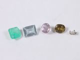 un ensemble de trois pierres précieuses de couleurs différentes posées sur une surface blanche