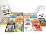 plusieurs livres pour enfants sont alignés sur une surface blanche