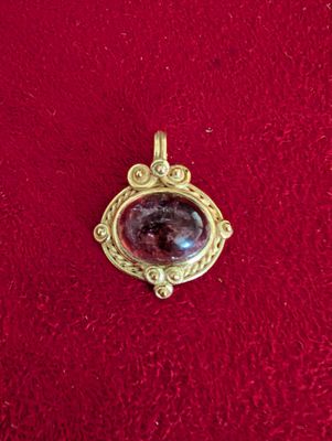 Pendentif en or, serti d'un cabochon de pierre rosée - Poids…