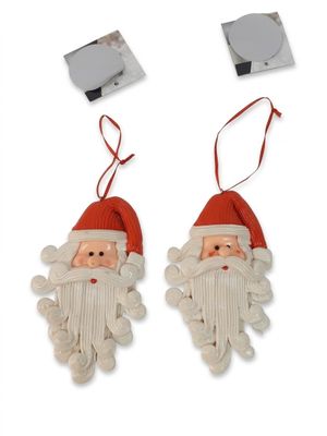 deux décorations de Noël représentant le Père Noël, suspendues à une ficelle sur fond blanc