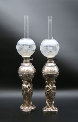 paire de bougeoirs anciens en argent avec des globes en verre dépoli