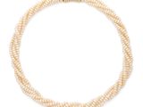 un collier de perles à trois rangs muni d'un fermoir en or