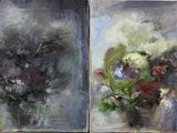 deux tableaux représentant des fleurs dans des vases posés sur une table devant une fenêtre