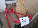 un chariot rouge portant le numéro 66, dans un garage