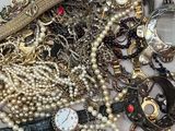 un tas de bijoux variés posés sur une table blanche