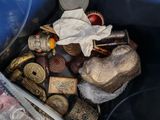une poubelle bleue remplie d'objets divers