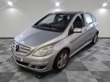 la classe b de la mercedes est garée sur un sol en damier