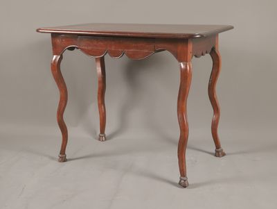 une image d'une petite table avec un plateau et des pieds en bois