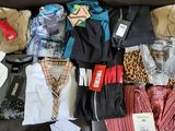 une valise remplie de vêtements et d'autres objets qui traînent par terre