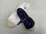 une paire de chaussures posée par terre