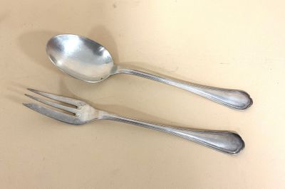 deux cuillères et une fourchette posées sur une table