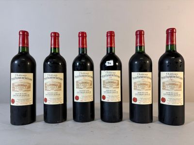 six bouteilles de vin sont alignées sur une table