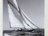 une vieille photo en noir et blanc d'un voilier naviguant sur l'océan