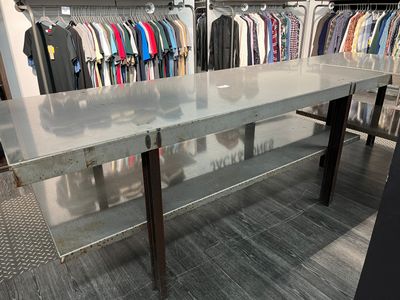 une table en verre sur laquelle sont posées plusieurs chemises
