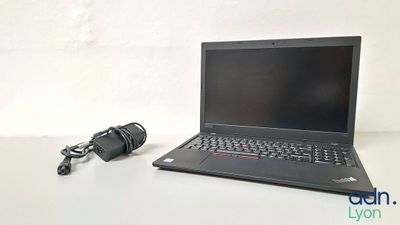 un ordinateur portable posé sur une table, avec un micro