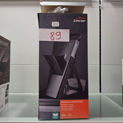 une boîte posée sur une étagère dans un magasin