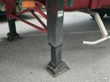 une bâche verte à l'arrière d'un camion rouge