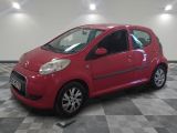 la photo d'une petite voiture rouge garée dans un garage