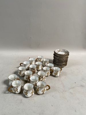beaucoup de tasses et de soucoupes posées par terre