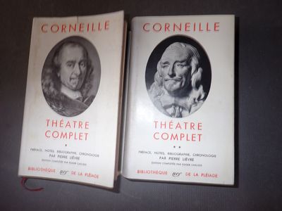 deux livres posés sur une table