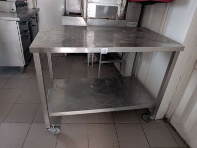 une table en acier inoxydable au milieu d'une cuisine