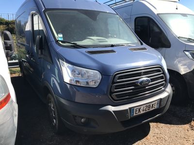deux camionnettes garées côte à côte sur le bord de la route