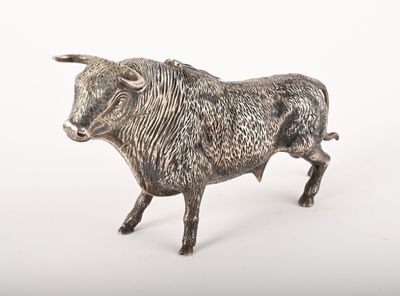 figurine en argent représentant un taureau sur fond blanc