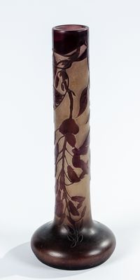 un vase marron orné d'un motif floral