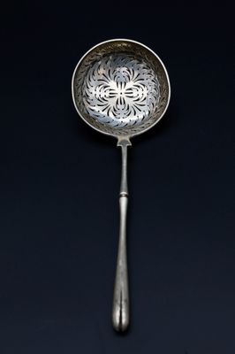 une cuillère ancienne en argent ornée d'un motif floral