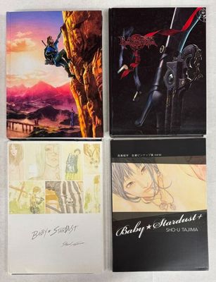 trois livres sont posés sur une table blanche