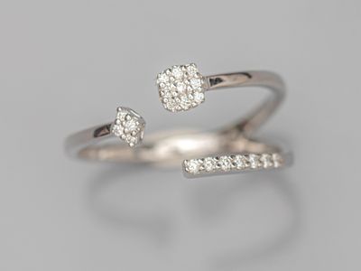 Bague ouverte en or gris 750°/°° (18K), sertie de diamants t…