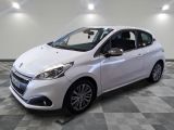 la voiture blanche est garée sur un carrelage à carreaux