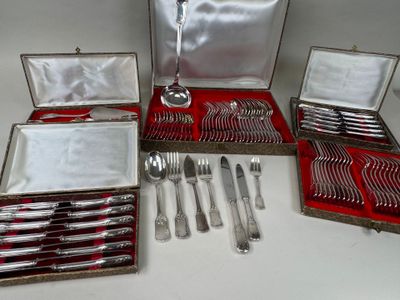 de nombreux articles d'argenterie dans un coffret posé sur une table