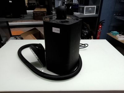 une image représentant un appareil noir posé sur une table blanche