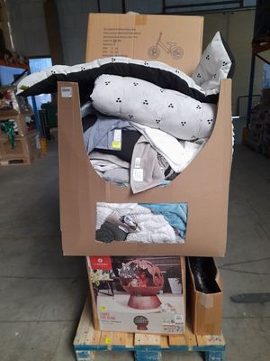 un chariot en carton sur lequel est empilée une pile de vêtements