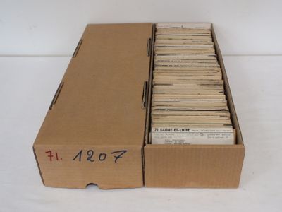 une boîte en carton contenant beaucoup de livres