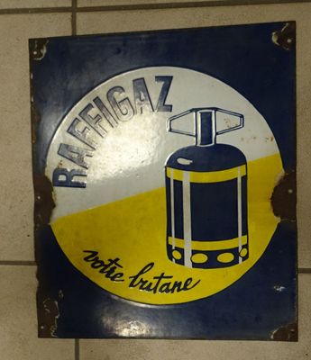 une affiche bleue et jaune accrochée au mur d'une salle de bains