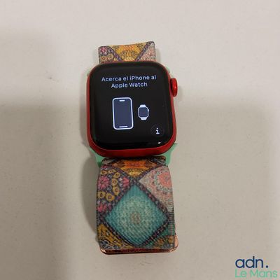 une Apple Watch posée sur une table