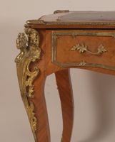 Bureau plat de forme galbée, en bois de placage marqueté. (photo 3)