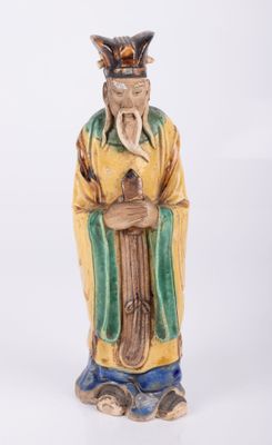 une image représentant une statue d'un homme barbu coiffé d'un chapeau