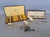 beaucoup d'argenterie dans un coffret sur une table